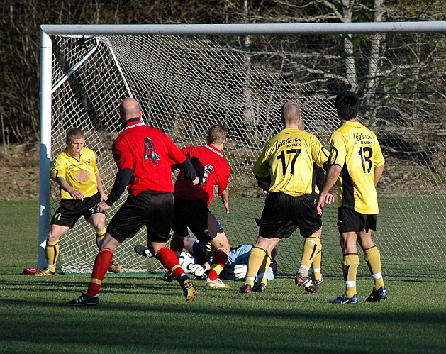 2007_0418_01.JPG - BK Sport började matchen bra och här får Södras målvakt Glenn Schön göra en kvalificerad räddning